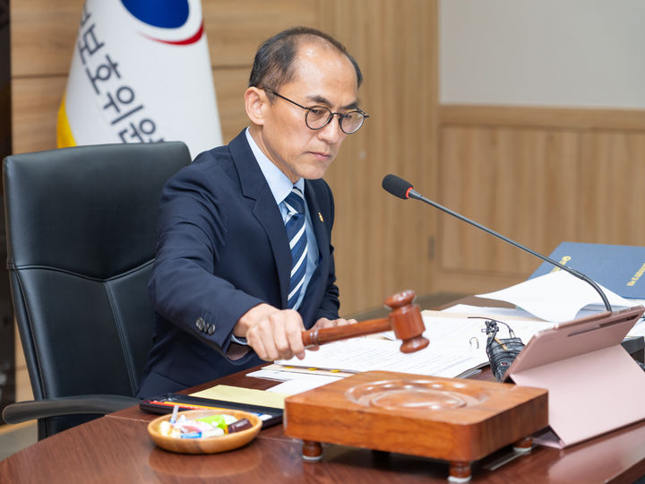 [서울=뉴시스] 정병혁 기자 = 고학수 개인정보보호위원회 위원장이 23일 오후 서울 종로구 정부서울청사에서 열린 2024년 제17회 개인정보보호위원회 전체회의에서 의사봉을 두드리고 있다.(사진=개인정보보호위원회 제공) 2024.10.23. photo@newsis.com *재판매 및 DB 금지