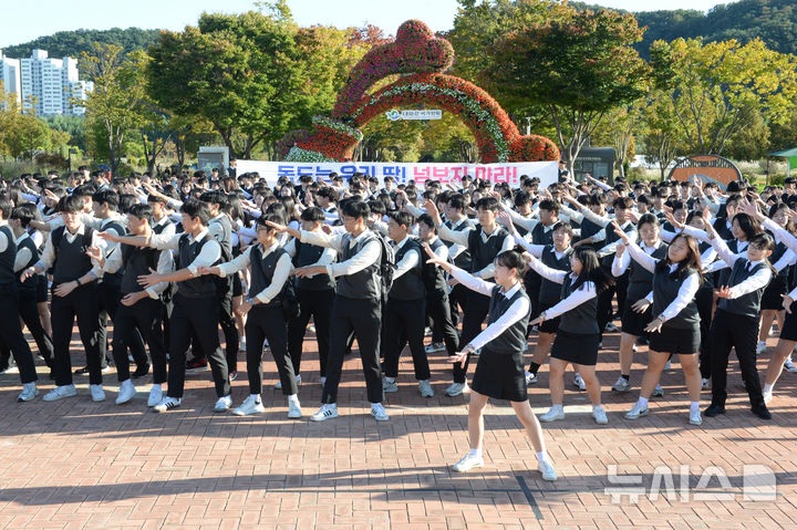 [울산=뉴시스] 배병수 기자 = 23일 오후 울산 중구 태화강 국가정원 만남의 광장에서 울산 대송고등학교 학생들이 ‘독도의 날’을 앞두고 플래쉬몹을 하고 있다. 2024.10.23.bbs@newsis.com.