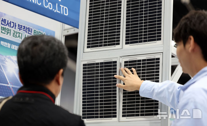 [서울=뉴시스] 홍효식 기자 = 일본 정부가 2026년부터 에너지 소비가 많은 기업과 공공기관 등에 옥상 태양광 설치 목표를 의무화하기로 했다. 공장과 상점, 지자체 청사 등이 대상이며 유휴 건물 공간을 활용해 태양광 발전 비중을 끌어올리겠다는 취지다. 사진은 지난해 10월 23일 서울 서초구 aT센터 제1전시장에서 열린 카본 코리아 2024에서 관계자가 카본베일과 실리콘을 융착시킨 센서가 부착된 태양광 모듈을 설명하는 모습. 2024.10.23. yesphoto@newsis.com