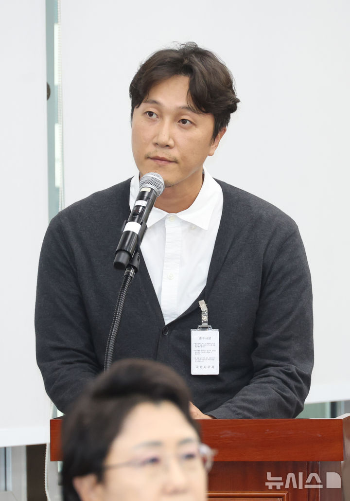 [서울=뉴시스] 고승민 기자 = 양재웅 더블유(W)진병원 대표가 23일 서울 여의도 국회에서 열린 보건복지위원회의 보건복지부 등 종합 국정감사에 증인으로 출석해 환자 사망 사건 관련 서미화 더불어민주당 의원의 질의를 듣고 있다. 2024.10.23. kkssmm99@newsis.com