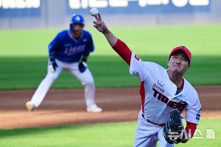 [광주=뉴시스] 이영주 기자 = 23일 광주 북구 광주-기아챔피언스필드에서 재개된 2024 KBO 포스트시즌 한국시리즈 1차전 삼성 라이온즈와 KIA 타이거즈의 경기, 6회 초 2사 만루 상황에서 KIA 전상현이 역투하고 있다. 2024.10.23. leeyj2578@newsis.com