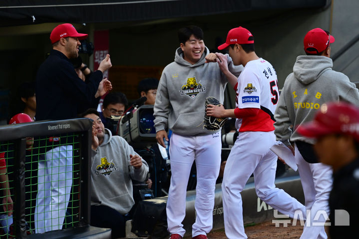 [광주=뉴시스] 이영주 기자 = 23일 광주 북구 광주-기아챔피언스필드에서 재개된 2024 KBO 포스트시즌 한국시리즈 1차전 삼성 라이온즈와 KIA 타이거즈의 경기, 6회 초 이닝을 마친 KIA 전상현이 덕아웃으로 들어서며 동료들과 인사하고 있다. 2024.10.23. leeyj2578@newsis.com