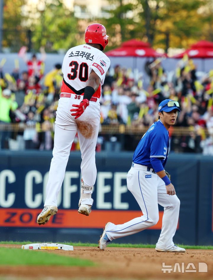 [광주=뉴시스] 전신 기자 = 23일 광주 북구 광주-기아챔피언스필드에서 재개된 2024 KBO 포스트시즌 한국시리즈 1차전 삼성 라이온즈와 KIA 타이거즈의 경기에서 7회말 2사 2루 KIA 소크라테스가 1타점 적시타를 친 뒤 기뻐하고 있다. photo1006@newsis.com