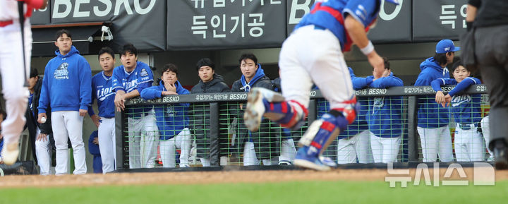 [광주=뉴시스] 김금보 기자 = 23일 광주 북구 광주-기아챔피언스필드에서 재개된 삼성 라이온즈와 KIA 타이거즈의 2024 KBO 포스트시즌 한국시리즈 1차전 서스펜디드 경기, 7회말 2사 1,3루 삼성 선수들이 KIA 소크라테스 타석 때 삼성 임창빈 폭투로 공이 빠지자 낙담하고 있다. 2024.10.23. kgb@newsis.com