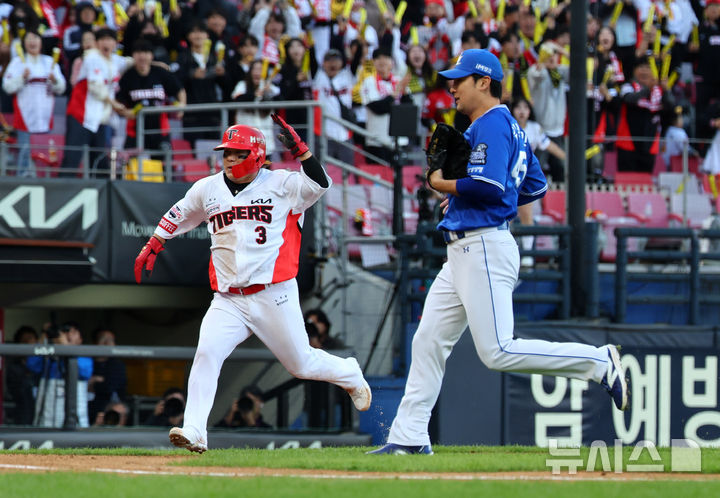 [광주=뉴시스] 전신 기자 = 23일 광주 북구 광주-기아챔피언스필드에서 재개된 2024 KBO 포스트시즌 한국시리즈 1차전 삼성 라이온즈와 KIA 타이거즈의 경기에서 7회말 2사 2, 3루 KIA 박찬호 타석 때 삼성 임창민의 폭투를 틈타 3루 주자 김선빈이 홈으로 쇄도하고 있다. photo1006@newsis.com