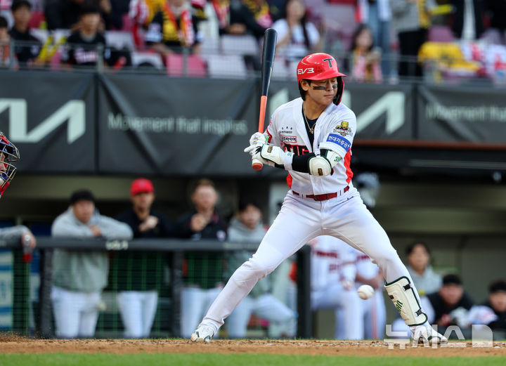 [광주=뉴시스] 전신 기자 = 23일 광주 북구 광주-기아챔피언스필드에서 재개된 2024 KBO 포스트시즌 한국시리즈 1차전 삼성 라이온즈와 KIA 타이거즈의 경기에서 7회말 2사 2, 3루 KIA 박찬호 타석 때 삼성 투수 임창민의 투구가 빠지고 있다. photo1006@newsis.com