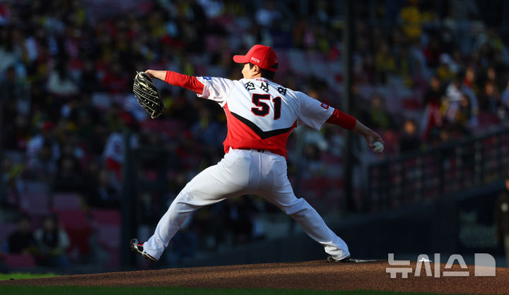 [광주=뉴시스] 전신 기자 = 23일 광주 북구 광주-기아챔피언스필드에서 재개된 2024 KBO 포스트시즌 한국시리즈 1차전 삼성 라이온즈와 KIA 타이거즈의 경기에서 6회초 무사 1, 2루 KIA 전상현이 역투하고 있다. photo1006@newsis.com