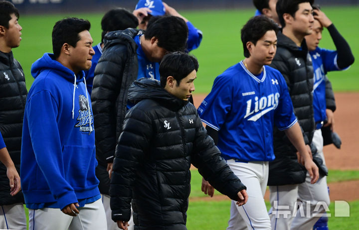 [광주=뉴시스] 이영주 기자 = 23일 광주 북구 광주-기아챔피언스필드에서 재개된 2024 KBO 포스트시즌 한국시리즈 1차전 삼성 라이온즈와 KIA 타이거즈의 경기, 5-1로 패배한 삼성 선수들이 덕아웃으로 들어가고 있다. leeyj2578@newsis.com