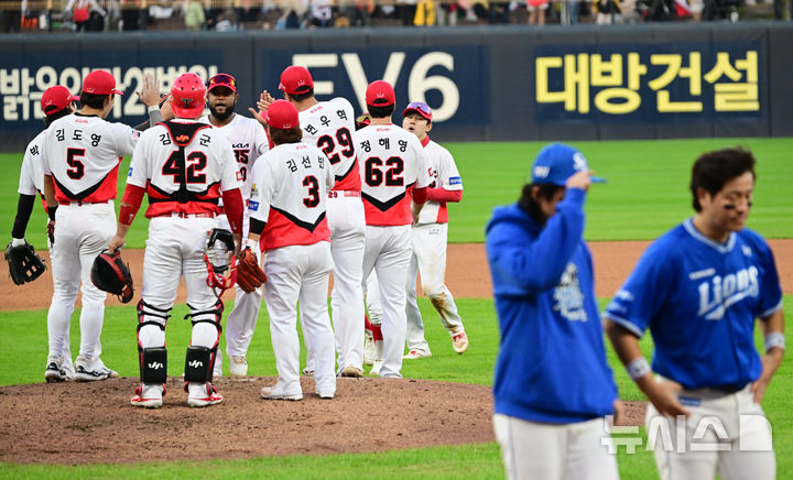 [광주=뉴시스] 이영주 기자 = 23일 광주 북구 광주-기아챔피언스필드에서 재개된 2024 KBO 포스트시즌 한국시리즈 1차전 삼성 라이온즈와 KIA 타이거즈의 경기, 5-1로 승리한 KIA 선수들이 축하하고 있다. leeyj2578@newsis.com