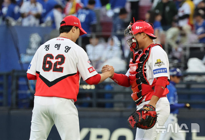 [광주=뉴시스] 김금보 기자 = 23일 광주 북구 광주-기아챔피언스필드에서 재개된 삼성 라이온즈와 KIA 타이거즈의 2024 KBO 포스트시즌 한국시리즈 1차전 서스펜디드 경기, 5-1로 승리한 KIA 마무리 정해영과 김태군이 기빠하고 있다. 2024.10.23. kgb@newsis.com