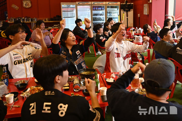 [광주=뉴시스] 박기웅 기자 = 2024 KBO 신한 쏠뱅크 한국시리즈 1·2차전이 열리는 23일 오후 광주 동구 충장로 주점에 모인 시민들이 KIA 타이거즈가 1차전 승리를 확정하자 환호하고 있다. 2024.10.23. pboxer@newsis.com