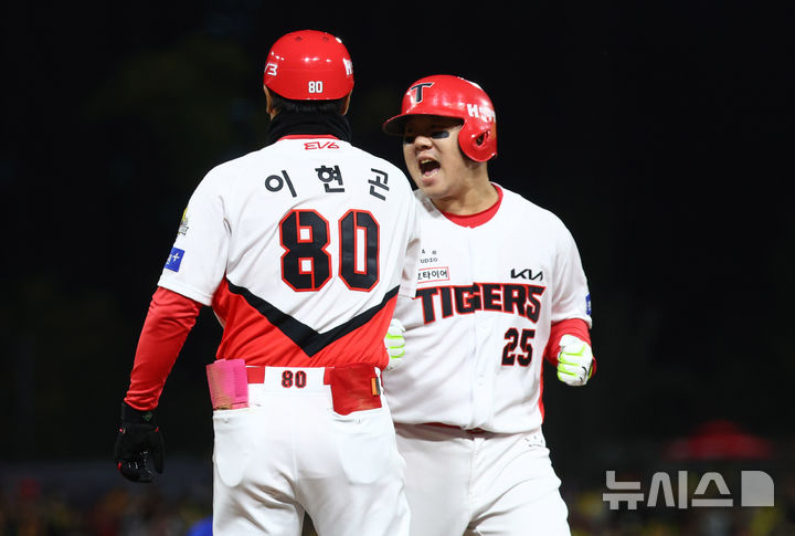 [광주=뉴시스] 전신 기자 = 23일 광주 북구 광주-기아챔피언스필드에서 열린 2024 KBO 포스트시즌 한국시리즈 2차전 삼성 라이온즈와 KIA 타이거즈의 경기에서 1회말 1사 2, 3루 KIA 이우성이 2타점 적시타를 치고 있다. photo1006@newsis.com