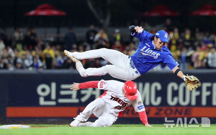 [광주=뉴시스] 김금보 기자 = 23일 광주 북구 광주-기아챔피언스필드에서 열린 2024 KBO 포스트시즌 한국시리즈 2차전 삼성 라이온즈와 KIA 타이거즈의 경기, 1회말 1사 1루 KIA 김태군의 내야 땅볼 때 삼성 류지혁이 1루 주자 이우성을 포스아웃 시킨 뒤 넘어지고 있다. 2024.10.23. kgb@newsis.com