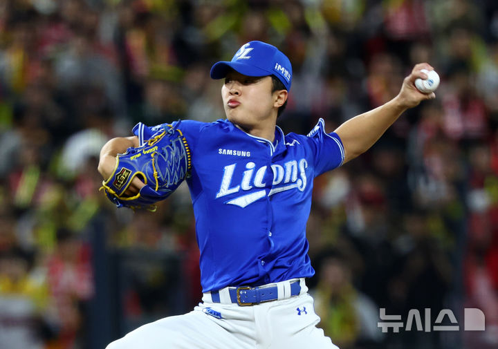 [광주=뉴시스] 전신 기자 = 23일 광주 북구 광주-기아챔피언스필드에서 열린 2024 KBO 포스트시즌 한국시리즈 2차전 삼성 라이온즈와 KIA 타이거즈의 경기에서 2회말 삼성 이승민이 역투하고 있다. photo1006@newsis.com