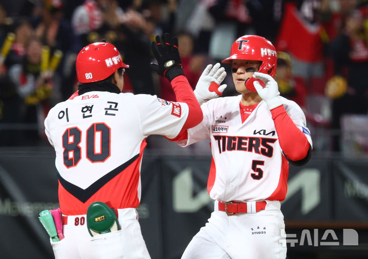 [광주=뉴시스] 전신 기자 = 23일 광주 북구 광주-기아챔피언스필드에서 열린 2024 KBO 포스트시즌 한국시리즈 2차전 삼성 라이온즈와 KIA 타이거즈의 경기에서 2회말 2사 KIA 김도영이 솔로 홈런을 친 뒤 이현곤 코치와 하이파이브를 하고 있다. photo1006@newsis.com