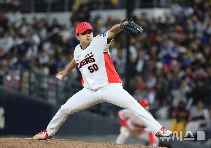 [광주=뉴시스] 김금보 기자 = 지난해 10월23일 광주 북구 광주-기아챔피언스필드에서 열린 2024 KBO 포스트시즌 한국시리즈 2차전 삼성 라이온즈와 KIA 타이거즈의 경기, 7회초 KIA 장현식이 역투하고 있다. 2024.10.23. kgb@newsis.com