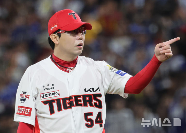 [광주=뉴시스] 김금보 기자 = 23일 광주 북구 광주-기아챔피언스필드에서 열린 2024 KBO 포스트시즌 한국시리즈 2차전 삼성 라이온즈와 KIA 타이거즈의 경기, 4회초 2사 2루 삼성 김헌곤 내야 땅볼 처리로 이닝을 마치고 포수 김태군에게 손짓을 하고 있다. 2024.10.23. kgb@newsis.com