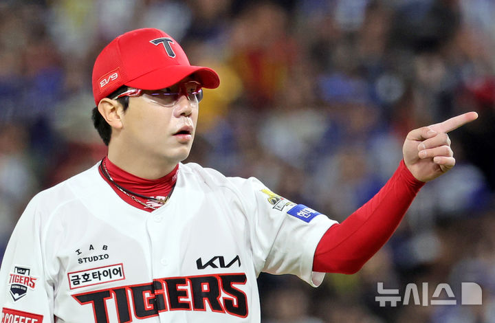 [광주=뉴시스] 김금보 기자 = 23일 광주 북구 광주-기아챔피언스필드에서 열린 2024 KBO 포스트시즌 한국시리즈 2차전 삼성 라이온즈와 KIA 타이거즈의 경기, 4회초 2사 2루 삼성 김헌곤 내야 땅볼 처리로 이닝을 마치고 포수 김태군에게 손짓을 하고 있다. 2024.10.23. kgb@newsis.com