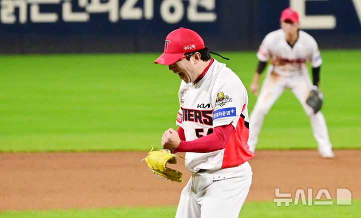 [광주=뉴시스] 이영주 기자 = 23일 광주 북구 광주-기아챔피언스필드에서 열린 2024 KBO 포스트시즌 한국시리즈 2차전 삼성 라이온즈와 KIA 타이거즈의 경기, 5회 초 KIA 선발 양현종이 삼자범퇴로 이닝을 마무리한 뒤 환호하고 있다. leeyj2578@newsis.com