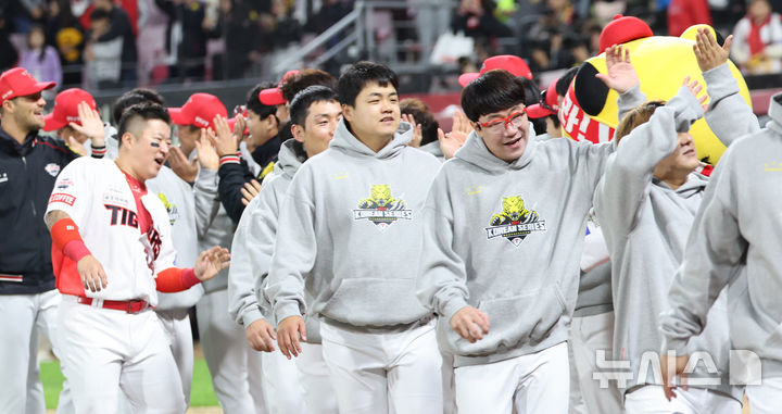 [광주=뉴시스] 김금보 기자 = 23일 광주 북구 광주-기아챔피언스필드에서 열린 2024 KBO 포스트시즌 한국시리즈 2차전 삼성 라이온즈와 KIA 타이거즈의 경기, 8-3으로 승리한 KIA 양현종과 선수들이 기뻐하고 있다. 2024.10.23. kgb@newsis.com