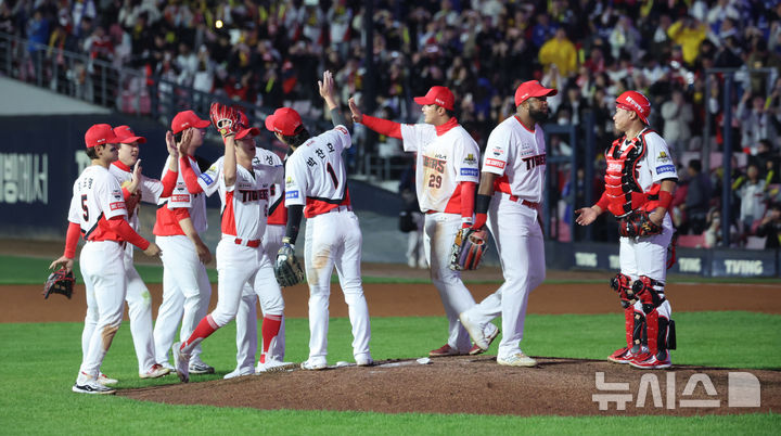 [광주=뉴시스] 김금보 기자 = 23일 광주 북구 광주-기아챔피언스필드에서 열린 2024 KBO 포스트시즌 한국시리즈 2차전 삼성 라이온즈와 KIA 타이거즈의 경기, 8-3으로 승리한 KIA 선수들이 기뻐하고 있다. 2024.10.23. kgb@newsis.com