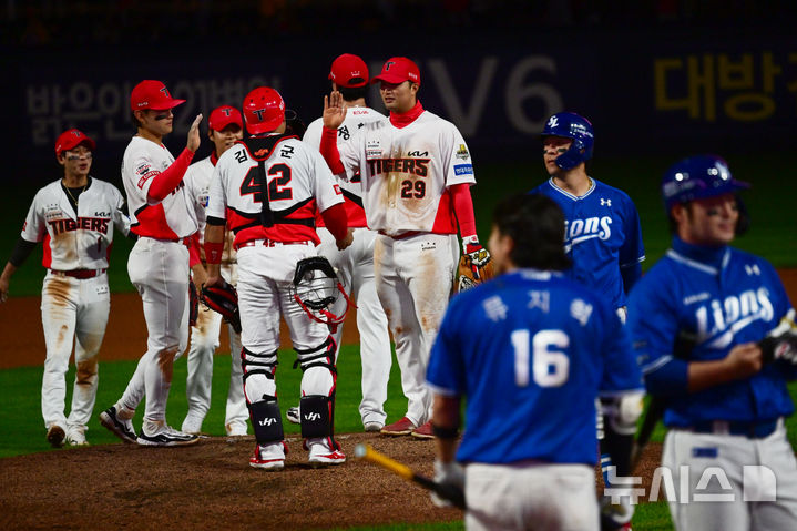 [광주=뉴시스] 이영주 기자 = 23일 광주 북구 광주-기아챔피언스필드에서 열린 2024 KBO 포스트시즌 한국시리즈 2차전 삼성 라이온즈와 KIA 타이거즈의 경기, 8-3 점수로 승리한 KIA 선수들이 서로 축하하고 있다. leeyj2578@newsis.com