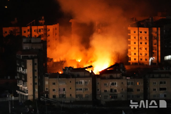 [다히예=AP/뉴시스] 23일(현지시각) 이스라엘 공습을 받은 레바논 베이루트 남부 다히예의 건물에서 화염과 연기가 치솟고 있다. 2024.10.24.