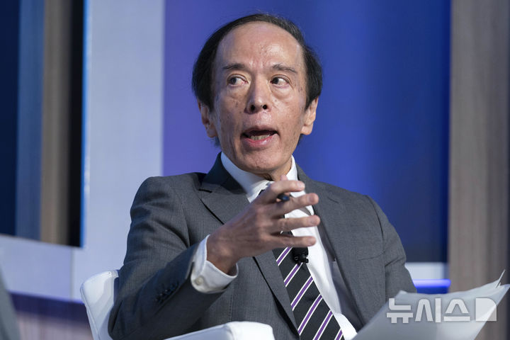 [워싱턴=AP/뉴시스] 우에다 가즈오(植田和男) 일본은행 총재는 13일 일본 경제의 완만한 회복세를 언급하며 "점차 물가 상승률이 2%를 향해 올라갈 것"이라고 전망했다. 사진은 우에다 총재가 지난해 10월23일(현지 시간) 미국 워싱턴에서 열린 세계은행/국제통화기금(IMF) 연례 회의에서 발언하는 모습. 2025.01.16.