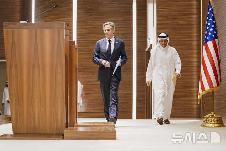 [AP/뉴시스] 2024년 10월 자료사진으로 카타르의 빈압둘라만 알타니 총리 겸 외무장관이 방문한 미국의 블링컨 국무장관과 기자회견장으로 들어서고 있다. 