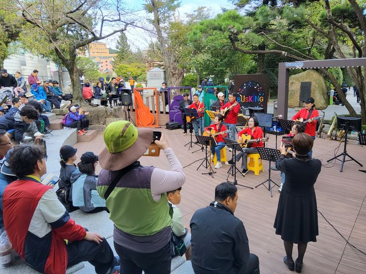 [부산=뉴시스] 어린이대공원 만남의 광장 버스킹 공연장에서 단체 기타합주가 진행되고 있다. (사진=부산시설공단 제공) 2024.10.24. photo@newsis.com *재판매 및 DB 금지