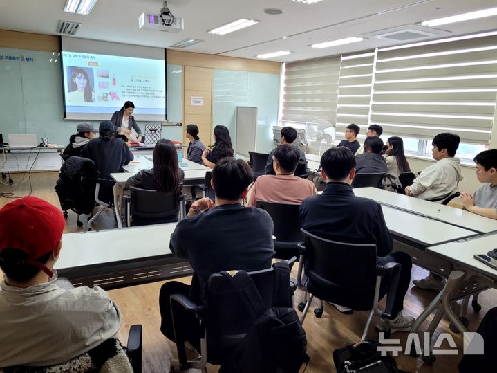 [군포=뉴시스] 한세대학교가 "청년 취업 역량 강화" 프로그램을 운영하는 가운데 지난 23일 첫 강의를 열었다. (사진=한세대 제공).  2024. 10. 24.photo@newsis.com *재판매 및 DB 금지 