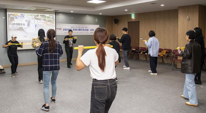 [서울=뉴시스]용산구 사회복지 공무원들이 생존 호신술 교육에서 방어 자세를 실습 중. 2024.10.24. (사진=용산구 제공) *재판매 및 DB 금지