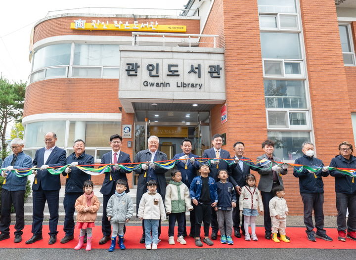 23일 경기 포천시 관인도서관에서 열린 개관식 행사에 백영현 포천시장(왼쪽에서 여섯 번째), 김수연 (사)작은도서관만드는사람들 대표(왼쪽에서 다섯 번째),  김정근 KB국민은행 북부4 지역본부장(왼쪽에서 일곱 번째)이 기념 커팅식을 하고 있다.(사진=KB국민은행 제공) *재판매 및 DB 금지