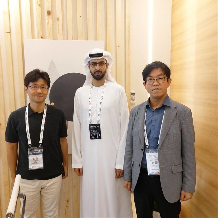 이상헌 디퍼아이 대표, 오마르 알 올라마(Omar Al Olama) UAE AI·디지털경제 장관, 김세기 디퍼아이 상무. (사진=디퍼아이) *재판매 및 DB 금지