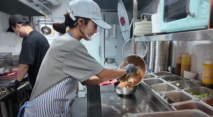 [서울=뉴시스]그룹 쥬얼리 전 멤버 이지현이 국숫집 창업에 도전 중이다.(사진=이지현의 이지바이브 유튜브 캡처) *재판매 및 DB 금지