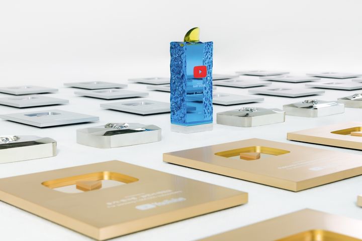 [서울=뉴시스] 더핑크퐁컴퍼니가 수상한 71개의 유튜브 버튼. 2024.10.24. (사진=더핑크퐁컴퍼니 제공) *재판매 및 DB 금지