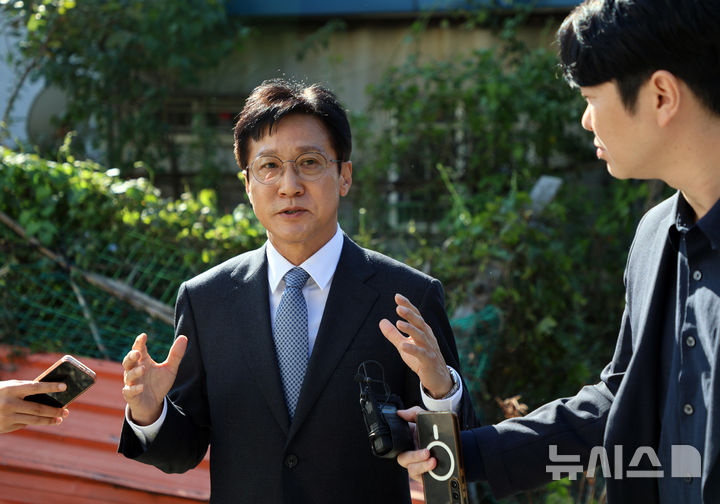 [군산=뉴시스] 강경호 기자 = 공직선거법 위반 혐의로 기소된 신영대 더불어민주당 국회의원이 24일 전북 군산시 전주지법 군산지원에서 열린 결심 공판을 마친 후 밖으로 나와 취재진의 질문에 응답하고 있다. 2024.10.24. lukekang@newsis.com