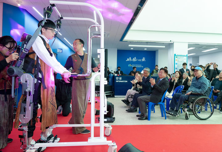 [제주=뉴시스] 제주도는 웨어러블 재활로봇 콜라보 패션쇼 등을 통해 첨단 기술과 재활을 접목한 재활패러다임을 제시했다. (사진=제주도) 2024.10.24. photo@newsis.com *재판매 및 DB 금지