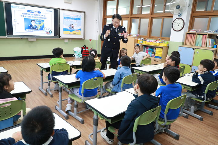 [부산=뉴시스] 24일 오후 부산 동구 초량초등학교 늘봄학교에서 장인식 남해지방해양경찰청장이 수업을 진행하고 있다. (사진=남해지방해양경찰청 제공) 2024.10.24. photo@newsis.com *재판매 및 DB 금지