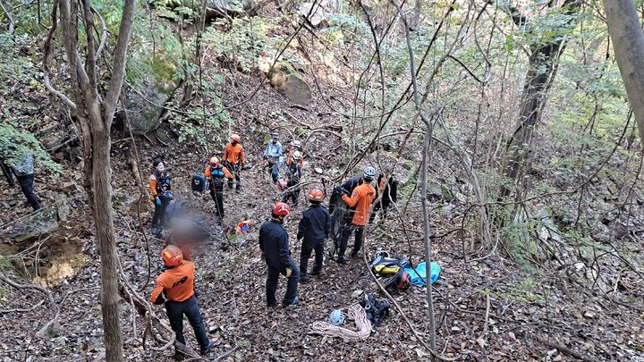 [진안=뉴시스] 24일 오전 8시50분께 전북 진안군 용담면의 한 야산에서 버섯을 캐러 등산하던 A(40대)씨가 50m 높이 바위 절벽에서 추락했다. (사진=전북특별자치도소방본부 제공) 2024.10.24. photo@newsis.com *재판매 및 DB 금지