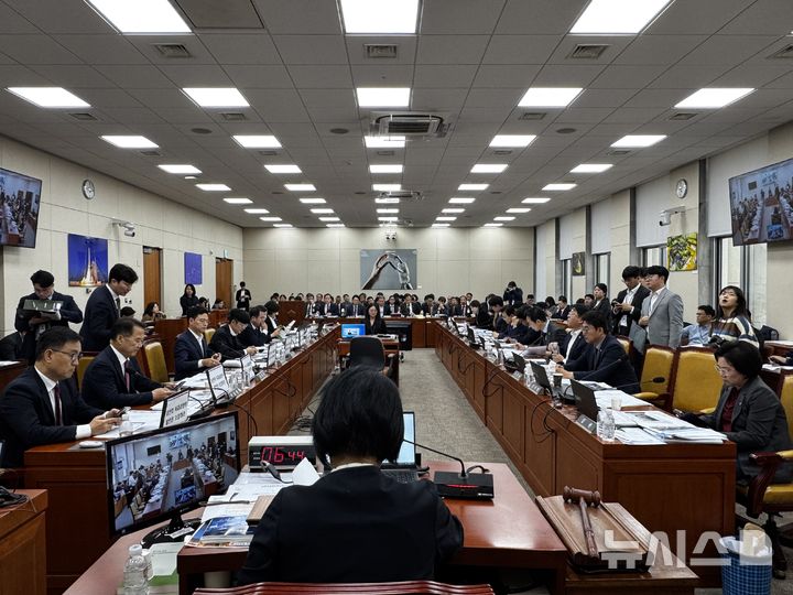 [서울=뉴시스] 24일 열린 국회 과학기술정보방송통신위원회 국정감사에서 여당 의원들이 자신의 PC에 '최민희 독재과방위 발언권 보장하라'는 문구가 붙은 피켓을 붙여놨다. 이로 인해 최민희 과방위원장은 회의 속개 직후 바로 정회했다. (사진=심지혜 기자)