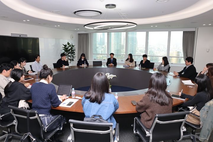 [서울=뉴시스] 유한양행이 동작구청과 고용노동부 서울관악지청이 함께하는 ‘일자리 수요데이’ 원데이 기업투어를 진행했다. (사진=유한양행 제공) 2024.10.24. photo@newsis.com *재판매 및 DB 금지