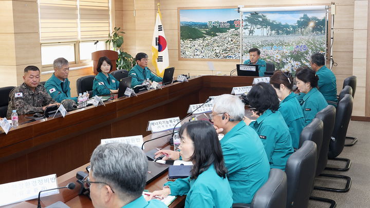 [정읍=뉴시스] 24일 정읍 신태인체육관에서 가상의 재난 상황을 설정한 '2024년 재난대응 안전한국훈련'이 실시됐다. 이학수 시장 주재로 관련 회의가 진행 중이다. *재판매 및 DB 금지