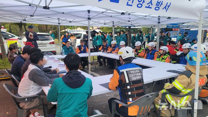 [안양=뉴시스] 관악산에서 대형 산불이 난 가운데 현장에서 관계 기관 대응 토론이 열리고 있다. (사진=안양시 제공).