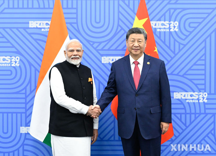 [카잔=신화/뉴시스] 시진핑 중국 국가주석이 다음 달 브릭스(BRICS) 정상회의 참석을 위해 인도를 방문할 것으로 알려졌다. 사진은 2024년 10월 23일 러시아 타타르스탄공화국 카잔에서 시 주석과 나렌드라 모디 인도 총리가 정상회담에 앞서 악수하는 모습. 2026.08.25