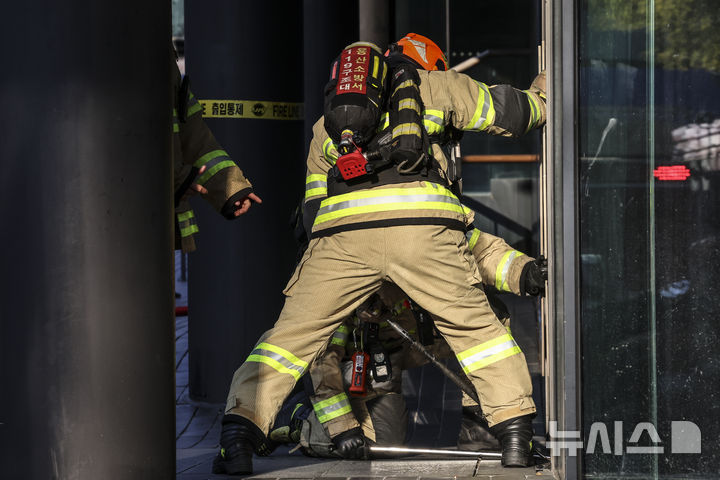 건물 지하에서 화재가 발생해 소방대원들이 화재 진압을 위해 건물 내부로 진입을 시도하는 모습. 사진은 기사와 관련이 없습니다. (뉴시스 DB) photo@newsis.com