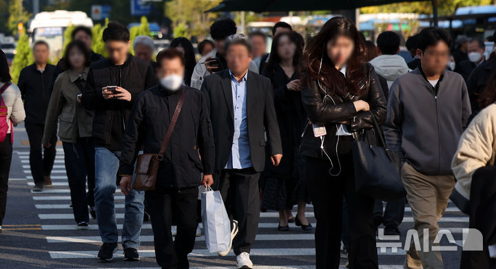 [서울=뉴시스] 김선웅 기자 = 직장인들이 출근을 하고 있다. 2024.10.24. mangusta@newsis.com