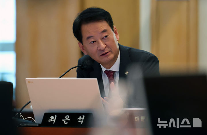 [대구=뉴시스] 이무열 기자 = 최은석 국민의힘 의원이 24일 대구 중구 한국은행 대구경북본부에서 열린 대구지방국세청·대구본부세관·대구지방조달청·동북지방통계청·한국은행 대구경북본부·포항본부에 대한 국정감사에서 질의하고 있다. 2024.10.24. lmy@newsis.com