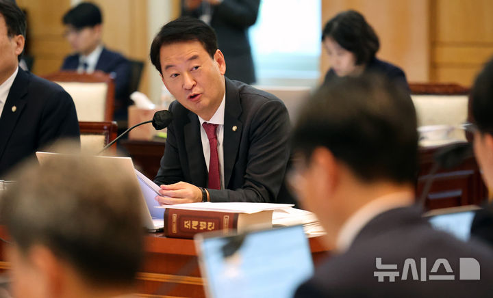 [대구=뉴시스] 이무열 기자 = 최은석 국민의힘 의원이 24일 대구 중구 한국은행 대구경북본부에서 열린 대구지방국세청·대구본부세관·대구지방조달청·동북지방통계청·한국은행 대구경북본부·포항본부에 대한 국정감사에서 질의하고 있다. 2024.10.24. lmy@newsis.com