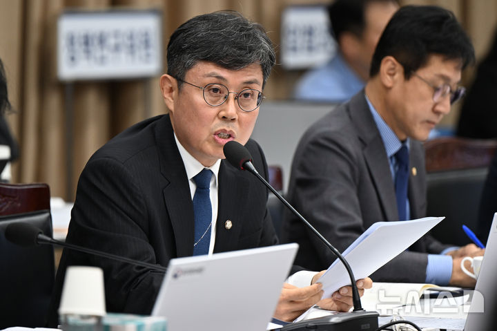 [광주=뉴시스] 박기웅 기자 = 안도걸 더불어민주당 의원이 24일 오전 정부광주지방합동청사 3층 대회의실에서 열린 국회 기획재정위원회의 광주지방국세청·광주본부세관 등 국정감사에서 질의를 하고 있다. 2024.10.24. pboxer@newsis.com